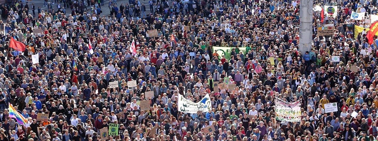 Moda como protesta. Imagen de Andrea en Pixabay